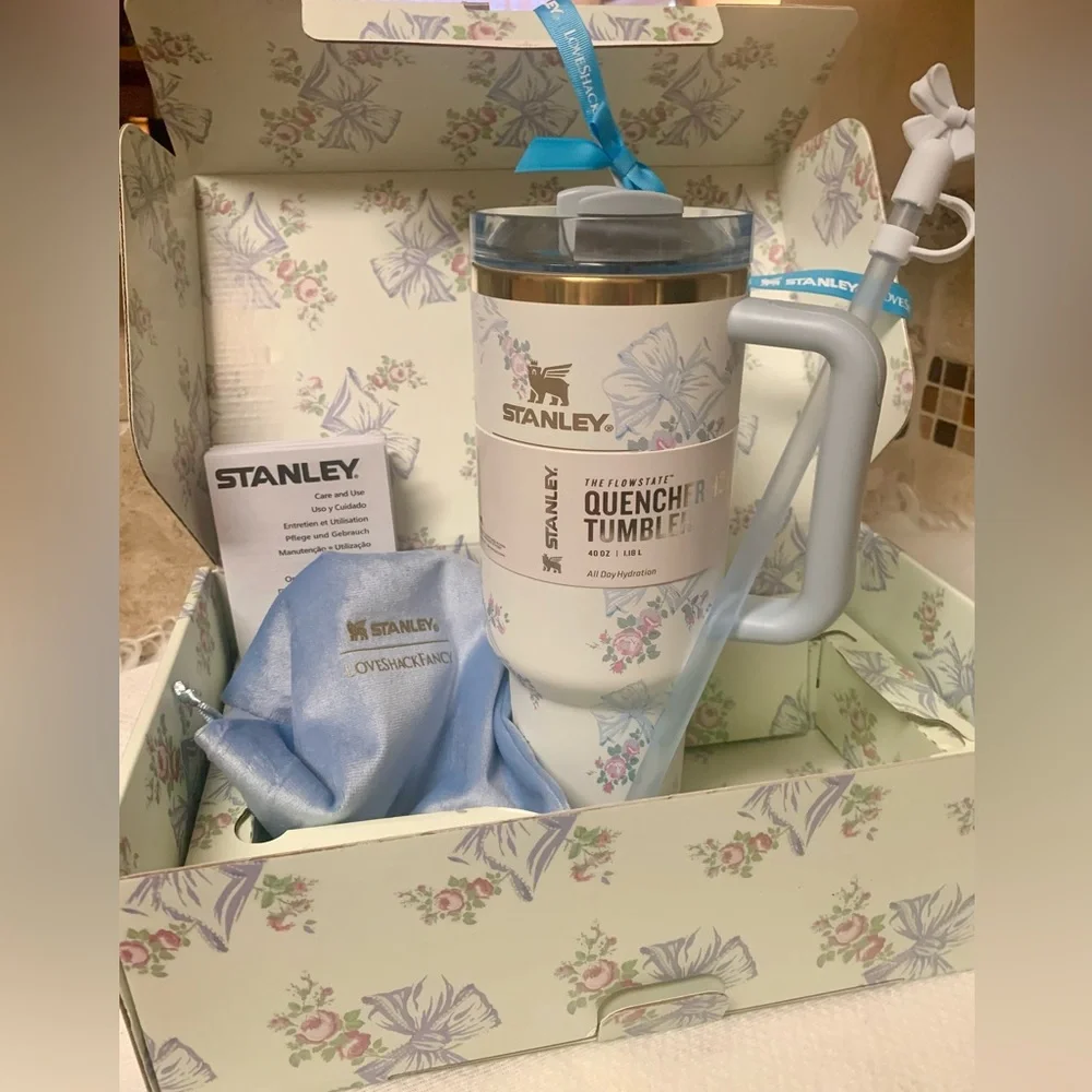 Stanley LoveShackFancy 40 oz  Tumbler in Rosa Beaux Blue Floral Límited Edition
